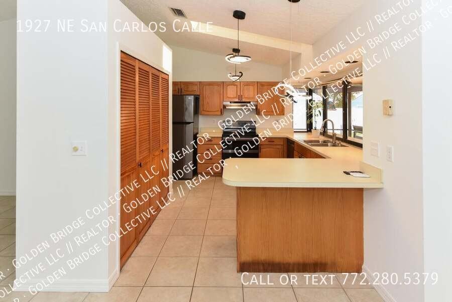 1927 Ne San Carlos Calle - Photo 3 of 11