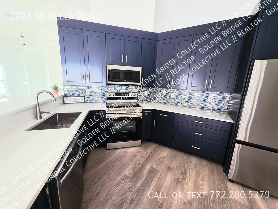 2928 Southeast Bella Road - Photo 2 of 21