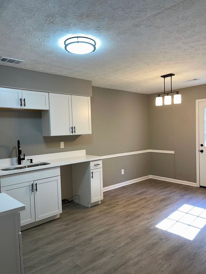 378 Riverbrook Ct - Photo 4 of 11