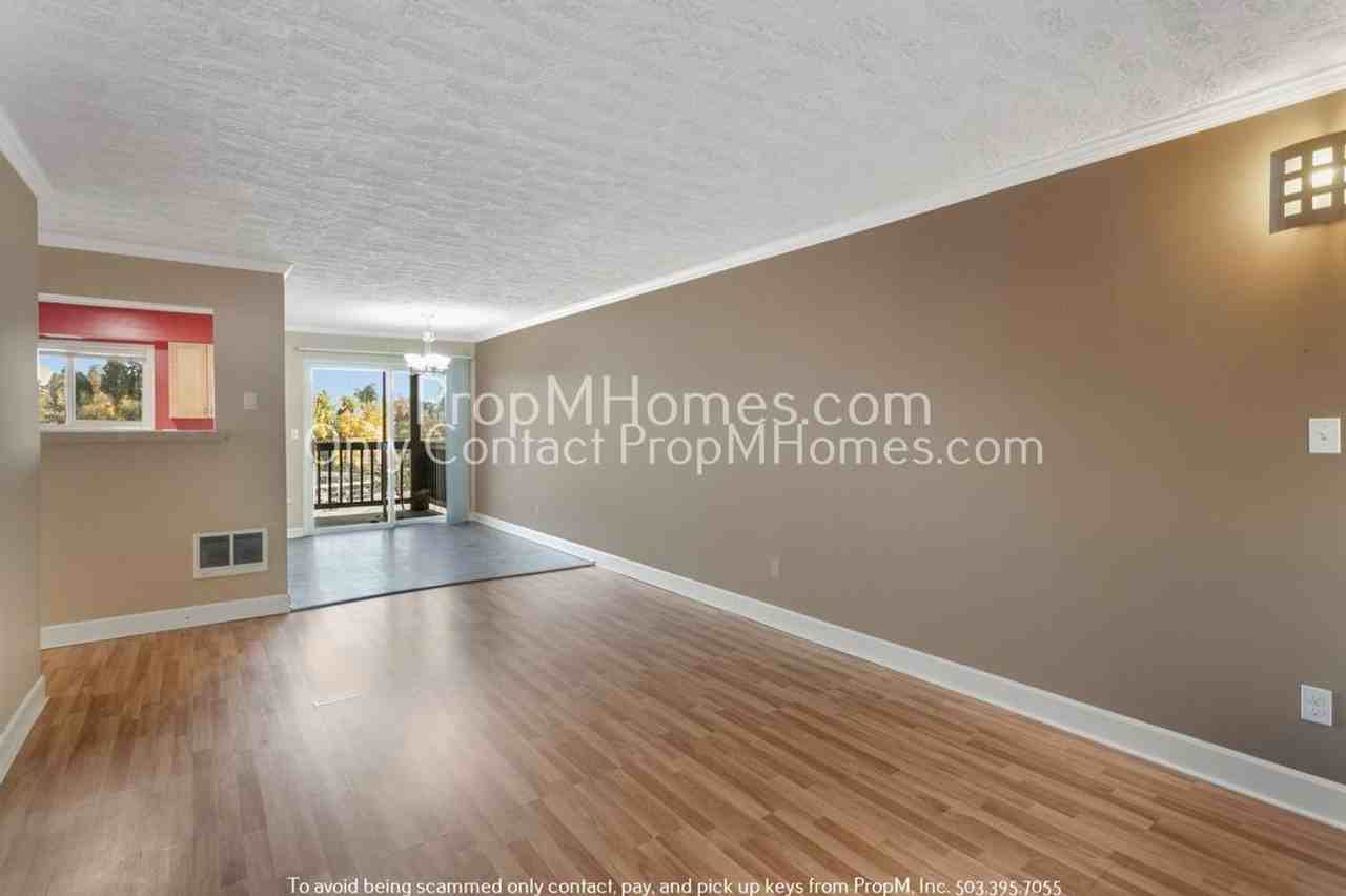 1035 Southwest Bertha Boulevard - Photo 3 of 18