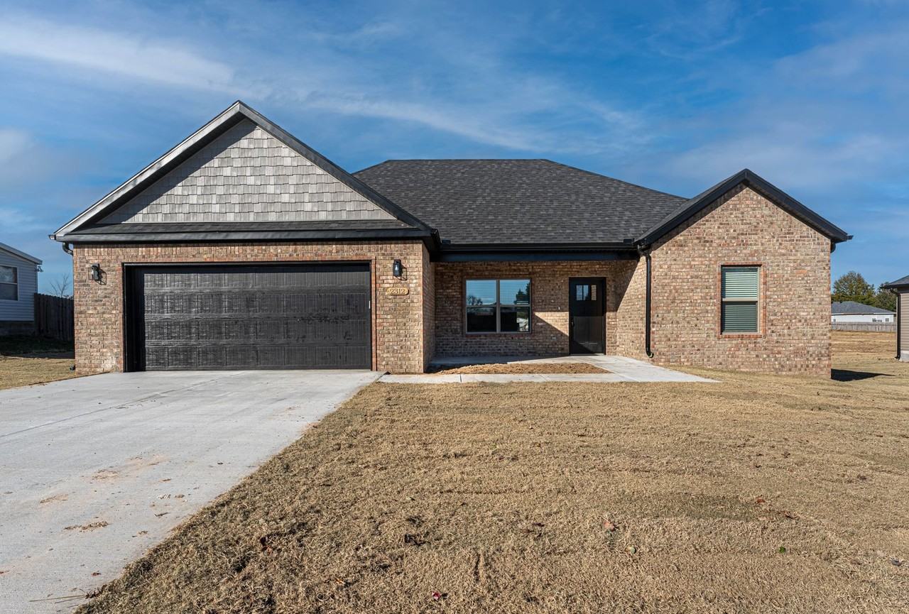 2312 John Montgomery Cir - Photo 3 of 32