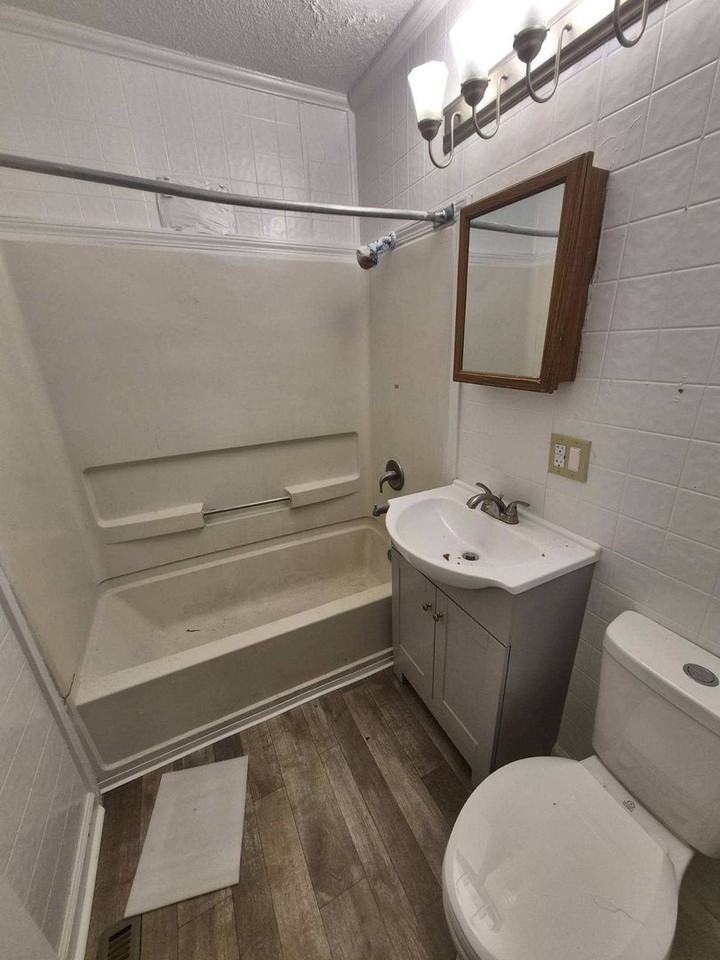 5033 East Linwood Boulevard - Photo 3 of 18