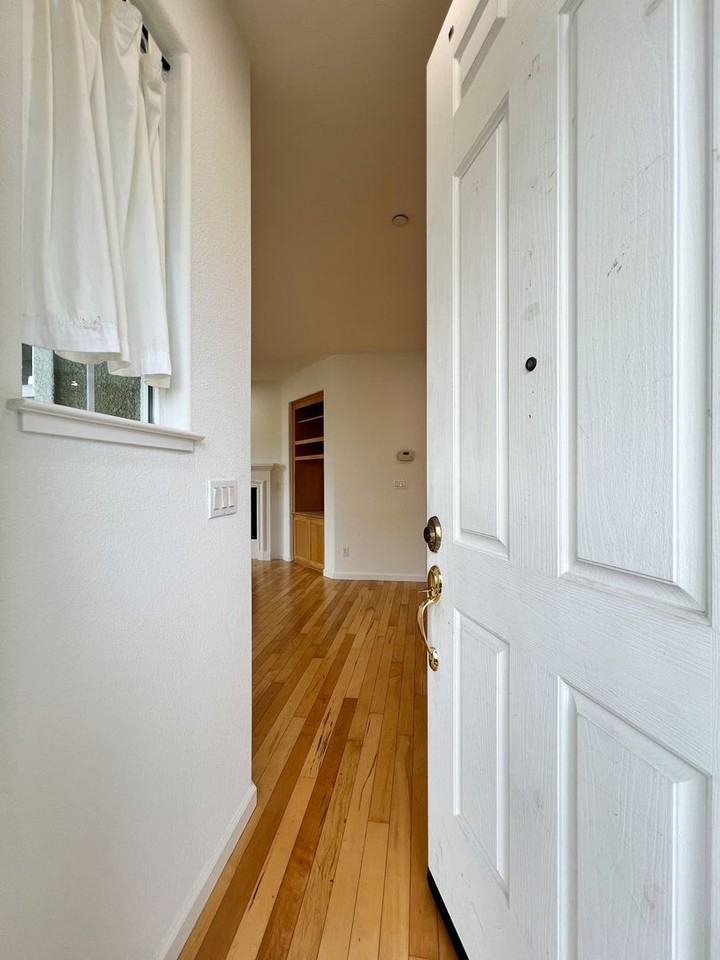 905 Elwood Court - Photo 2 of 32