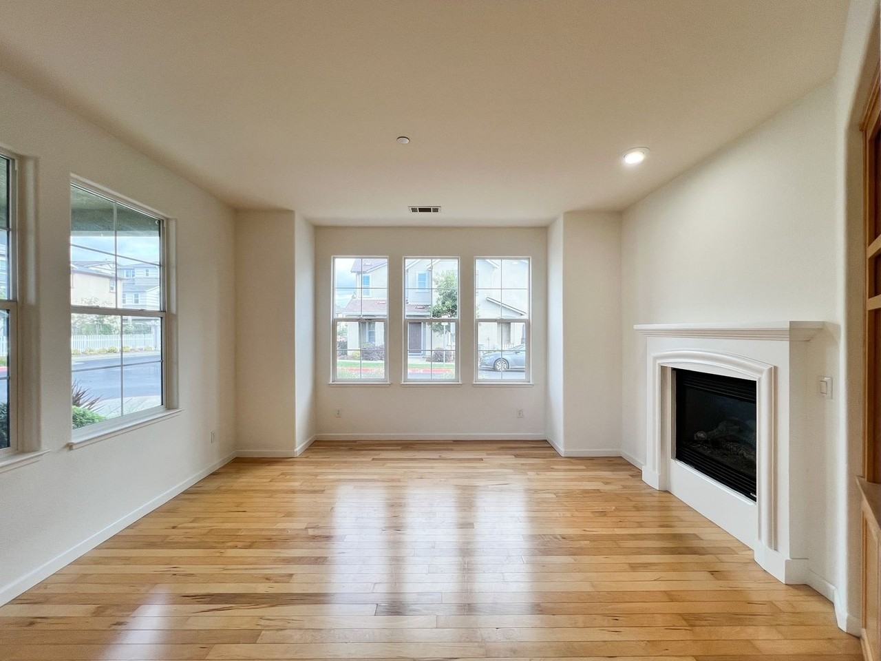 905 Elwood Court - Photo 5 of 32