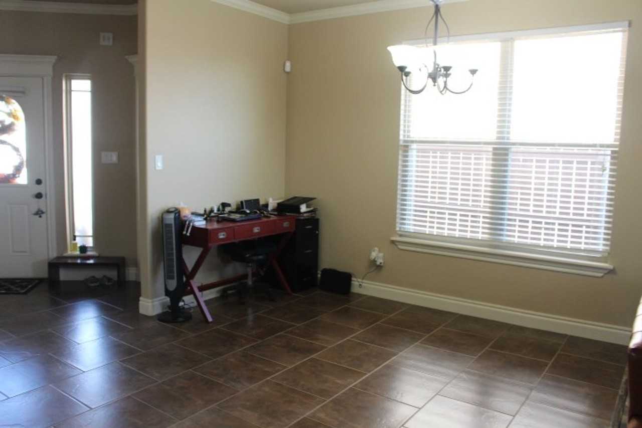 912 Sw 79th St - Photo 4 of 25