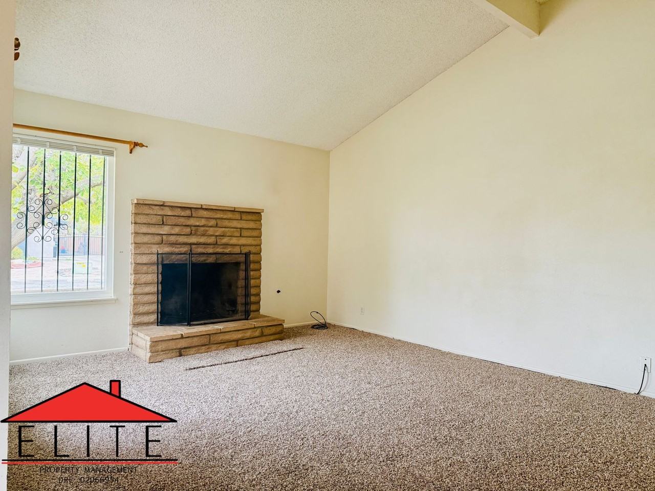 1029 Las Cruces Ave - Photo 2 of 21