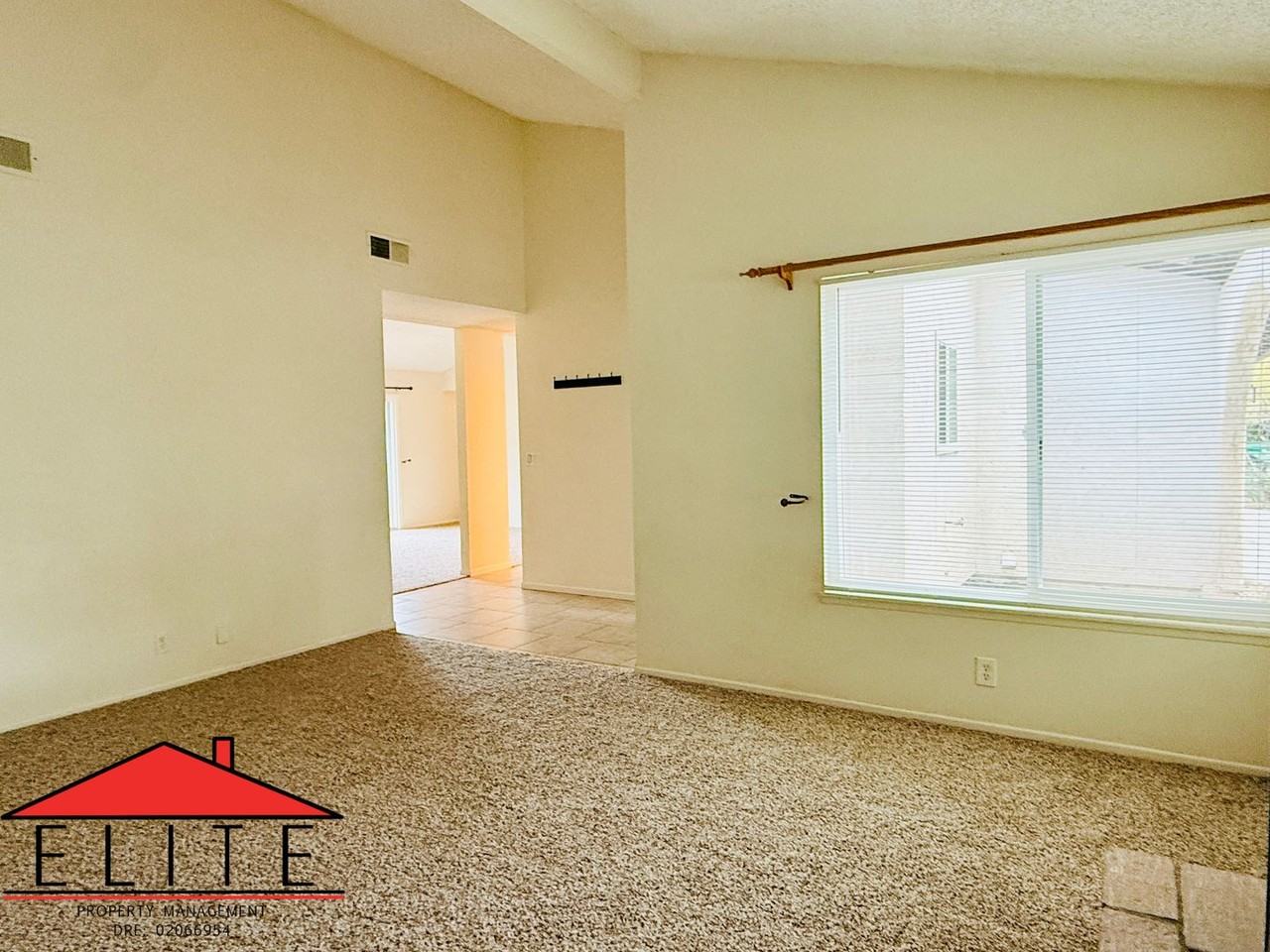 1029 Las Cruces Ave - Photo 4 of 21