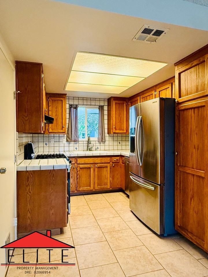 1029 Las Cruces Ave - Photo 7 of 21