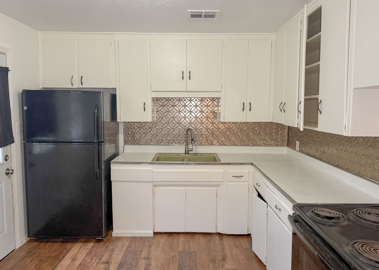 1034 Holly Ln - Photo 3 of 17