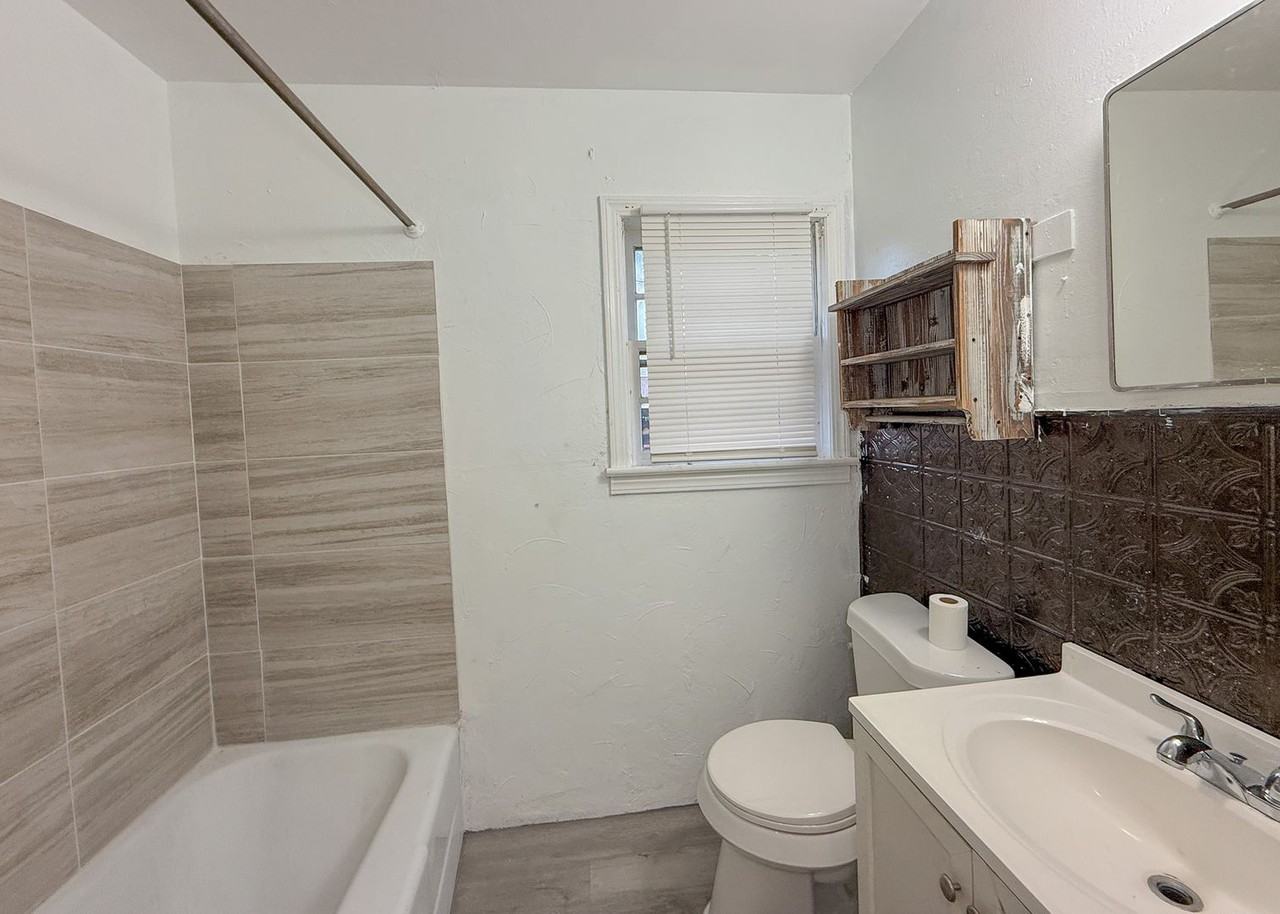 1034 Holly Ln - Photo 6 of 17