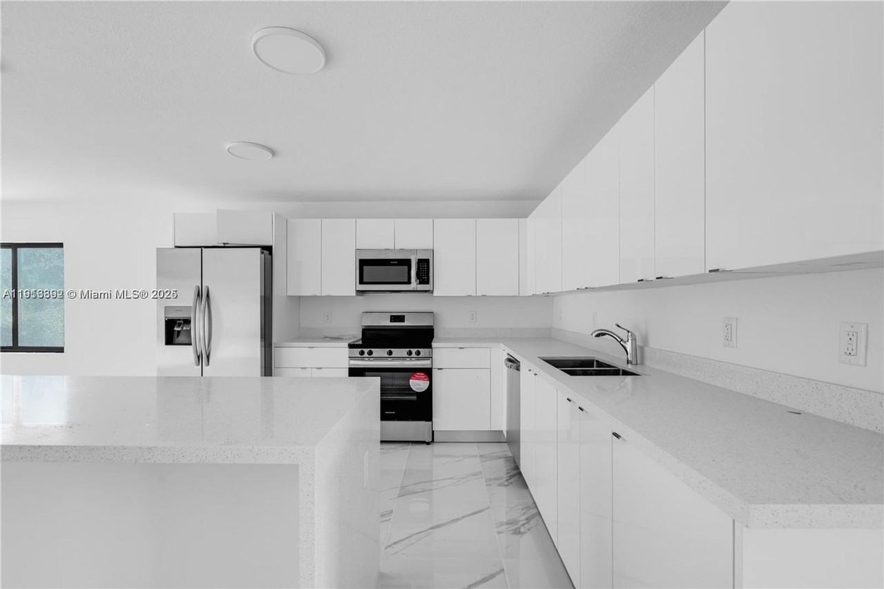 152 Northwest 18th Street - Photo 3 of 16