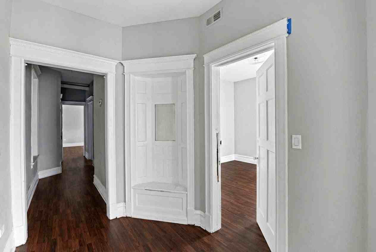 5341 South Indiana Avenue, Unit 5341 - Unit 3 - Photo 3 of 19