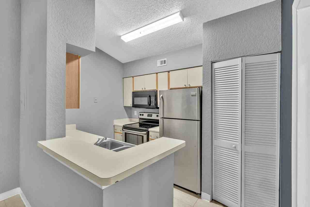 2850 North Oakland Forest Drive, Unit 103 - Photo 5 of 40