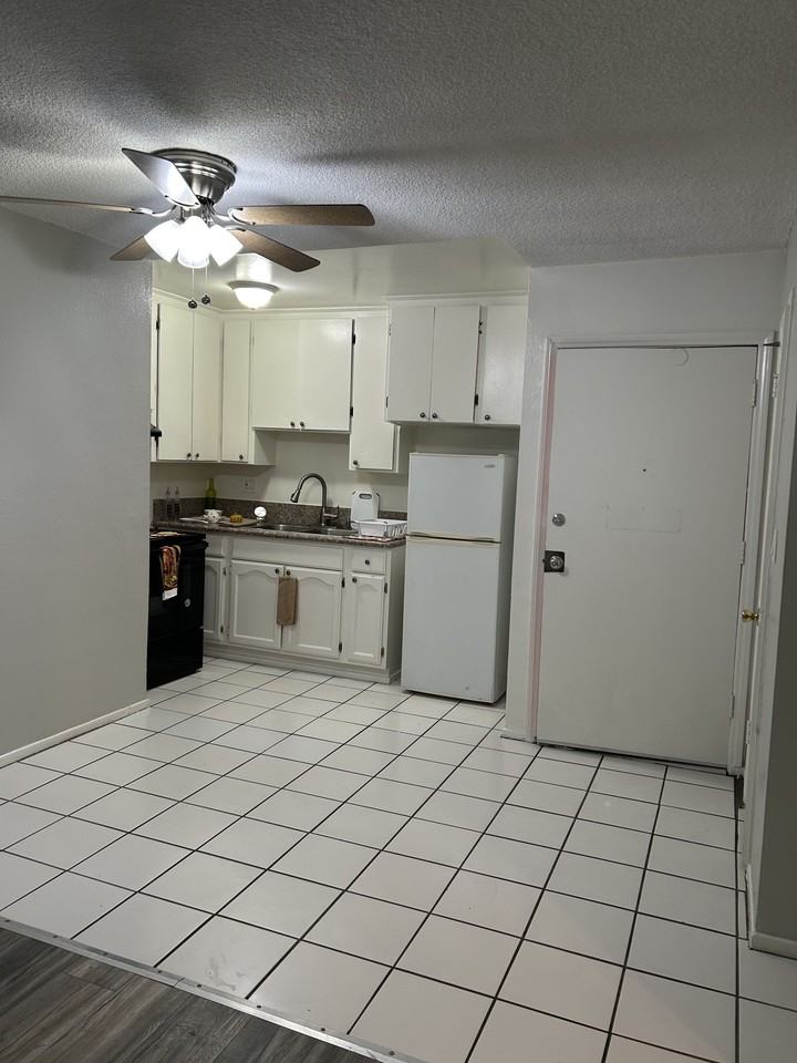 2905 Leeward Ave. - Photo 4 of 18