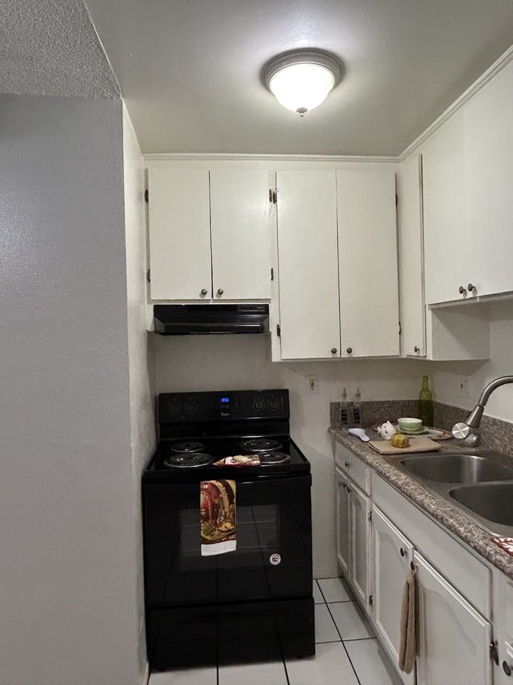 2905 Leeward Ave. - Photo 5 of 18