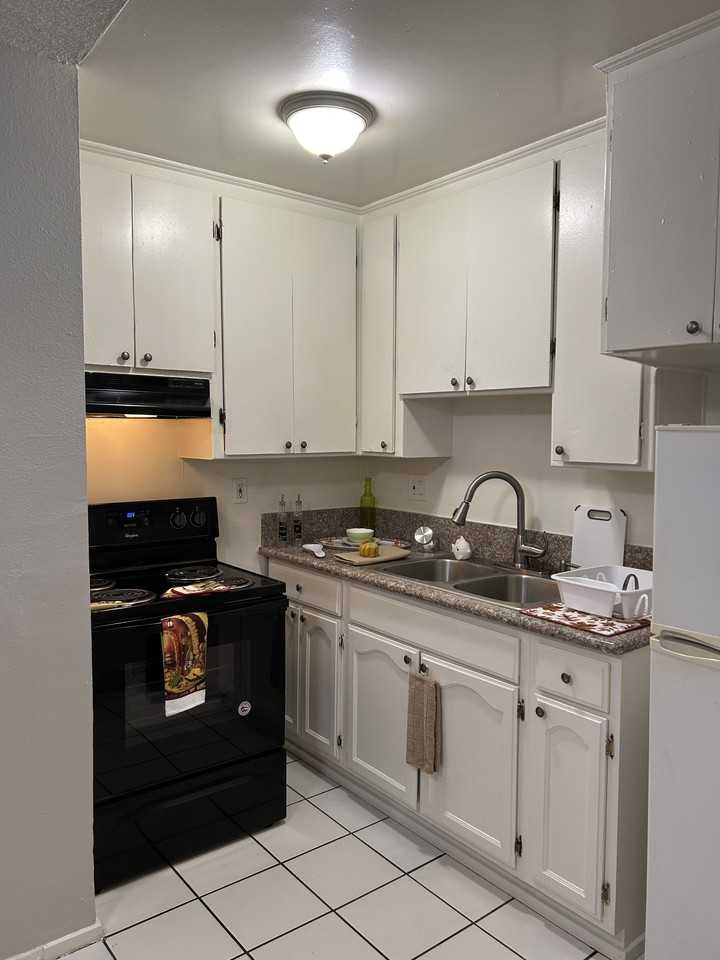 2905 Leeward Ave. - Photo 3 of 18