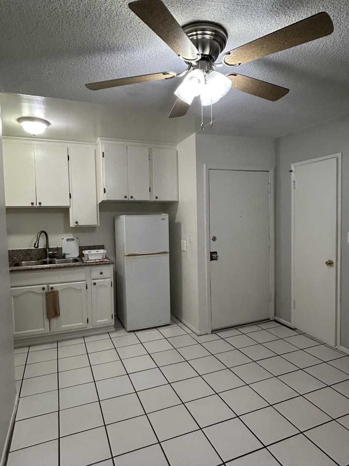 2905 Leeward Ave. - Photo 7 of 18