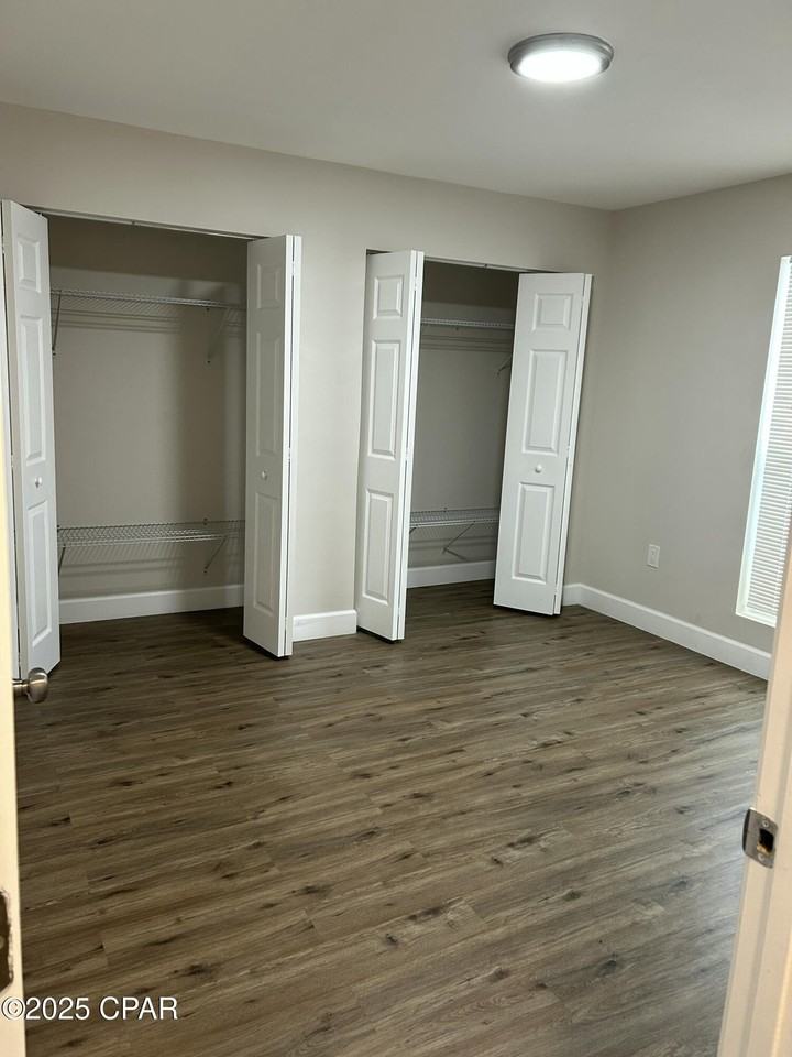 907 East 9th Street - Photo 2 of 9