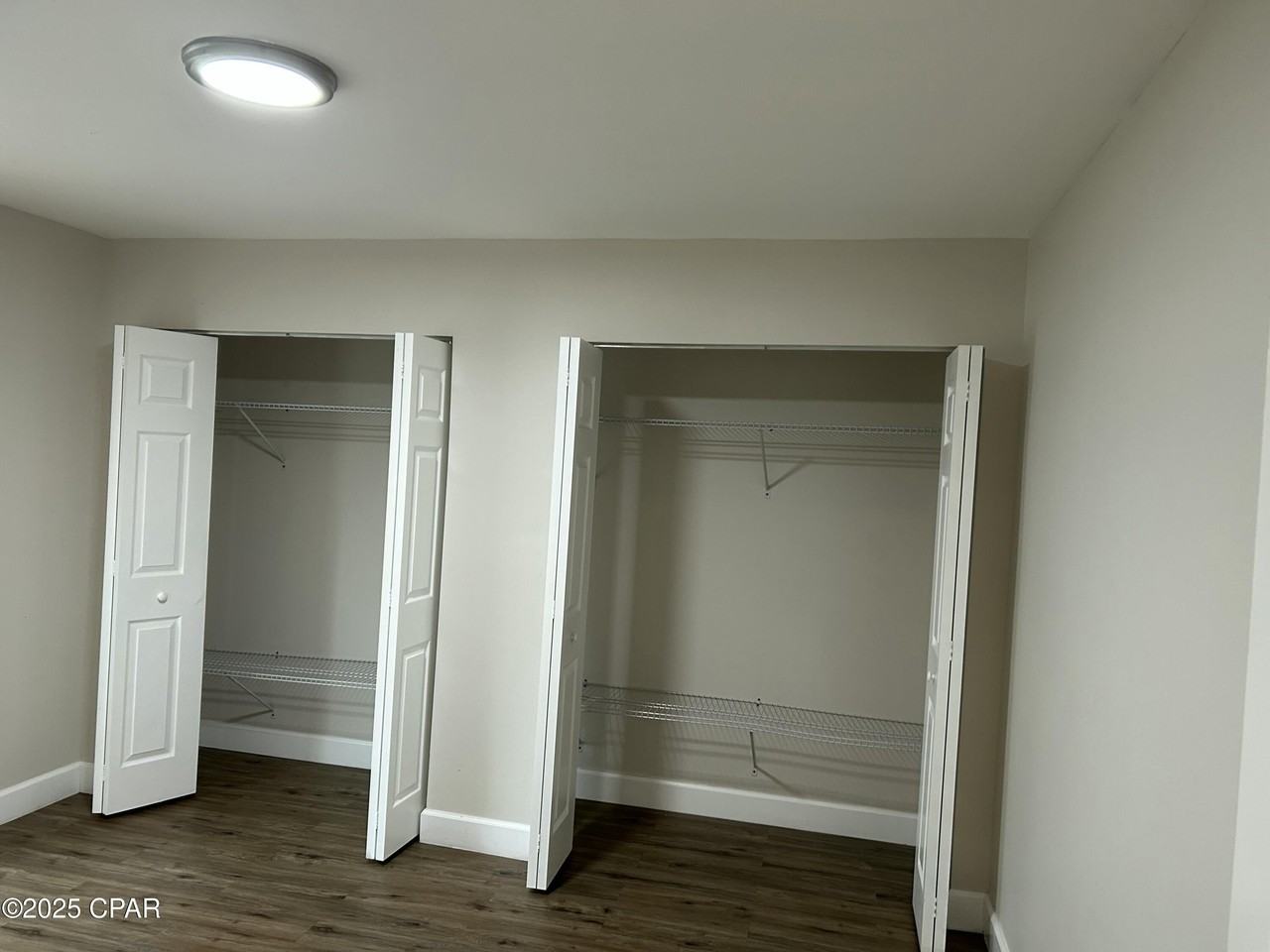 907 East 9th Street - Photo 3 of 9