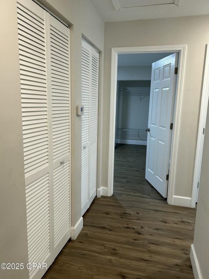 907 East 9th Street - Photo 4 of 9