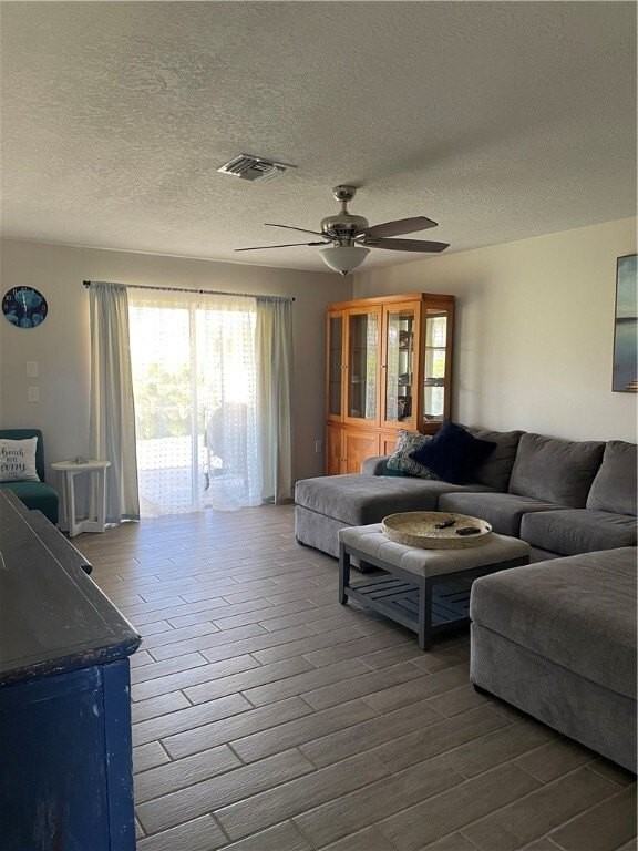 1421 Thornhill Ln - Photo 3 of 17