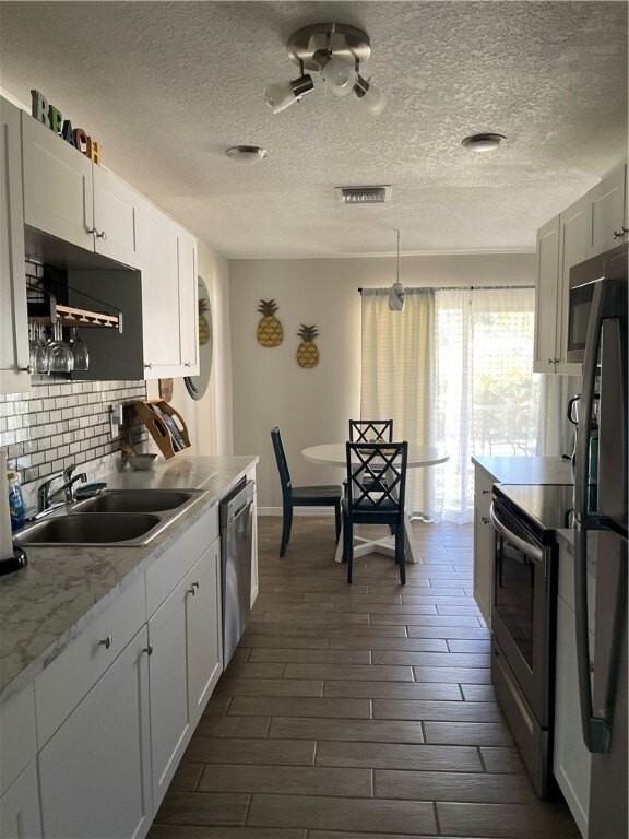 1421 Thornhill Ln - Photo 7 of 17