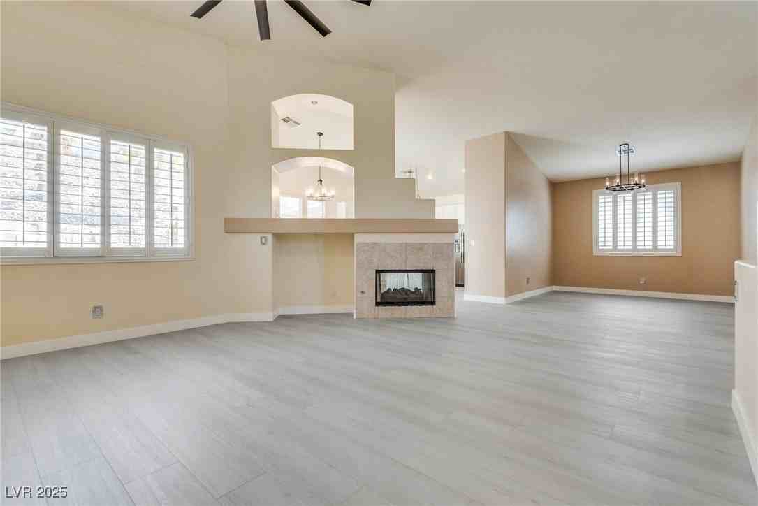 1340 Rolling Sunset St - Photo 4 of 38