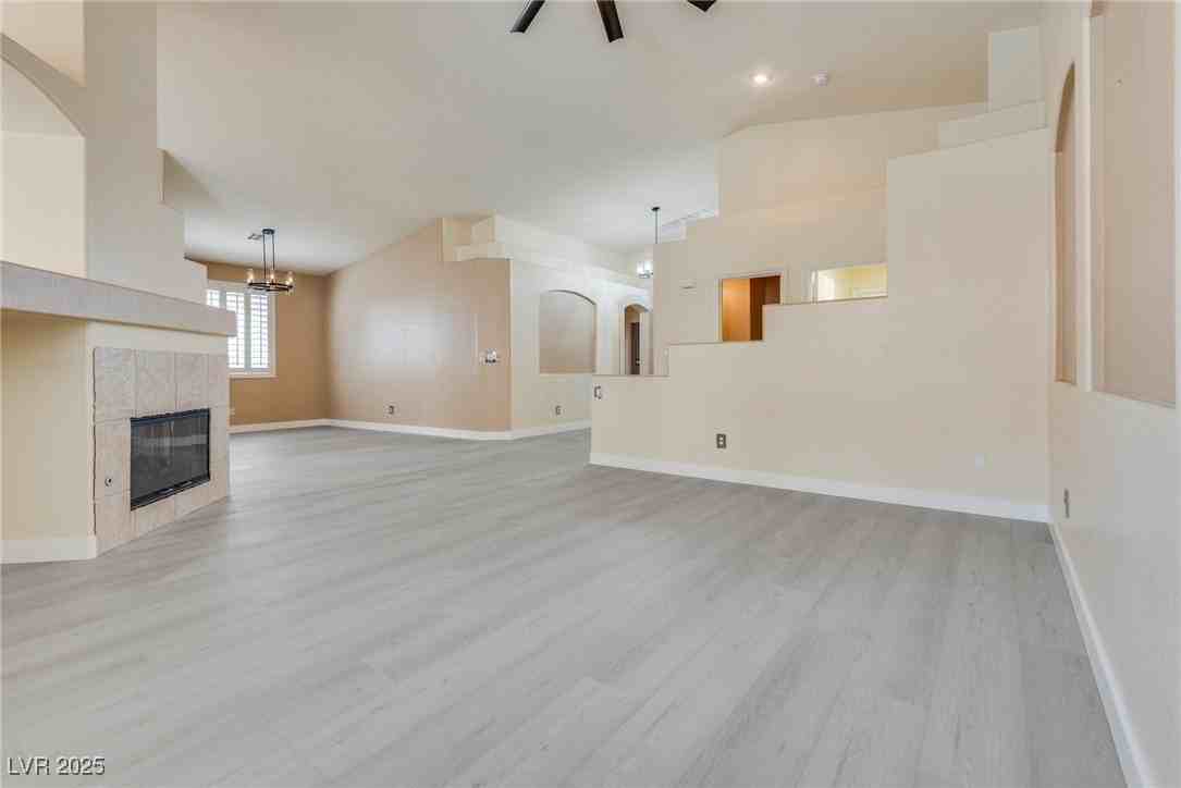 1340 Rolling Sunset St - Photo 6 of 38