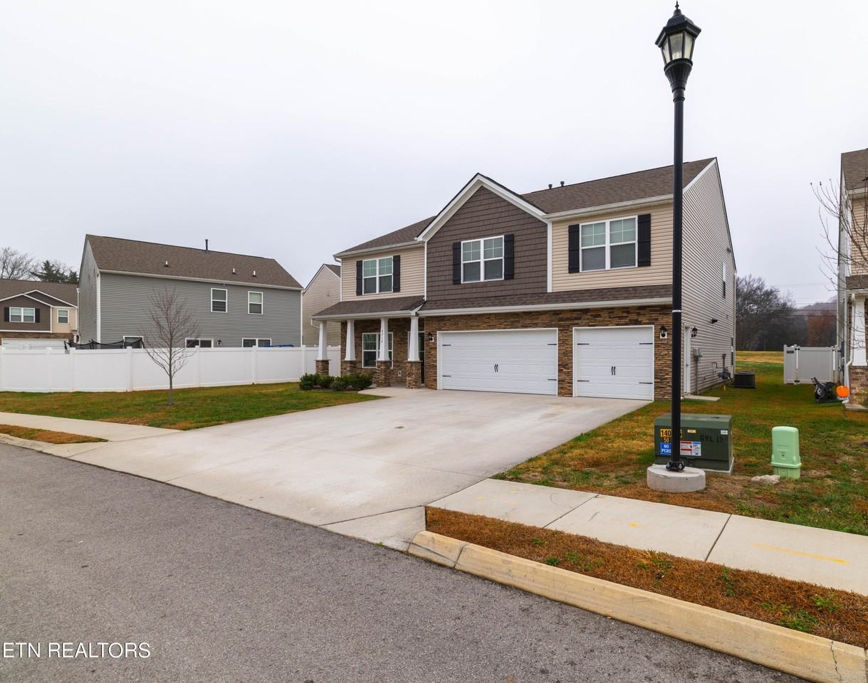 4714 Willow Bluff Cir - Photo 3 of 42