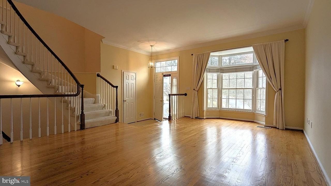 1379 Heritage Oak Way - Photo 4 of 44