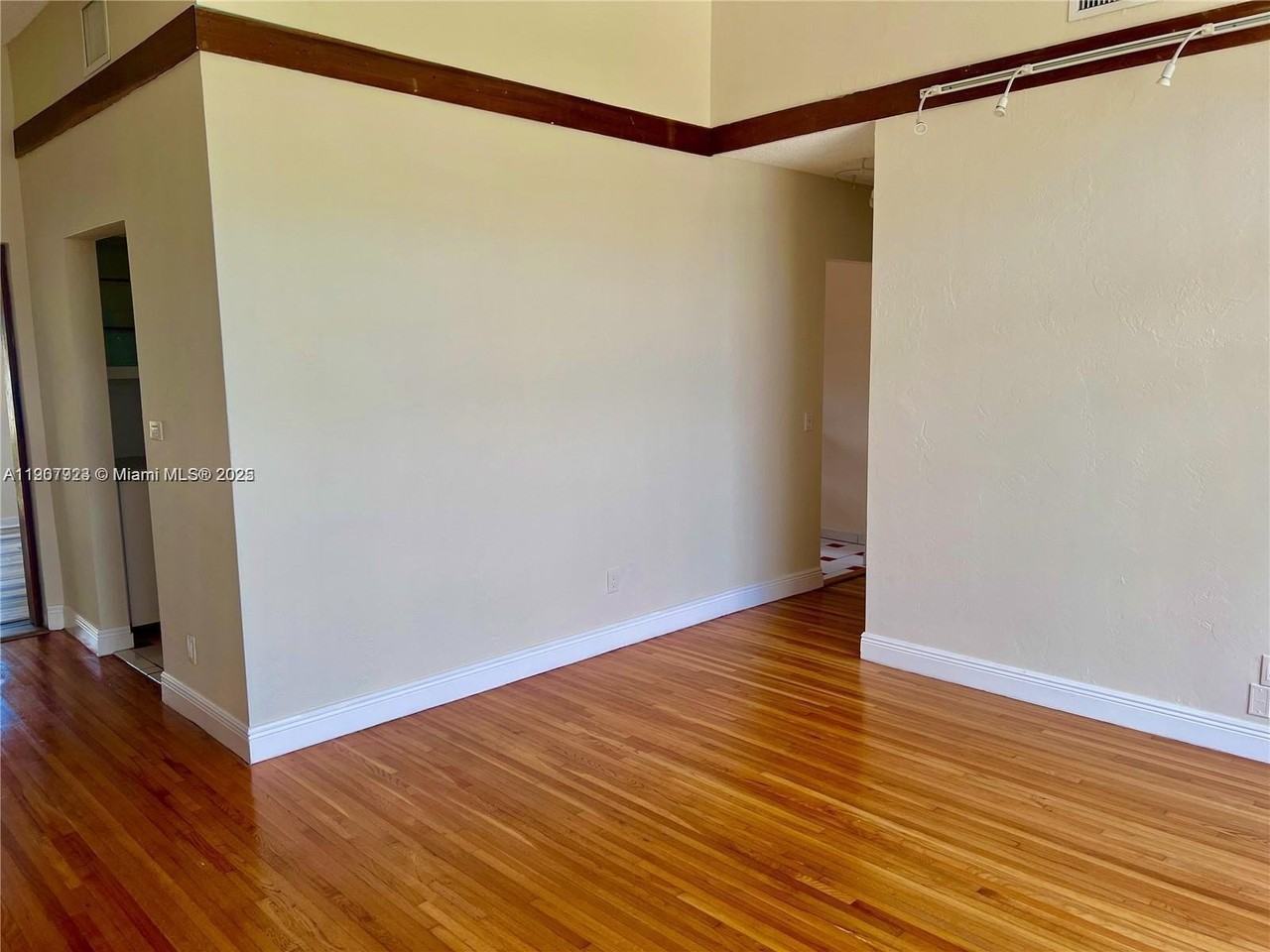 8431 Sw 28th St - Photo 3 of 24