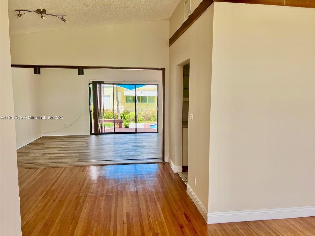 8431 Sw 28th St - Photo 4 of 24