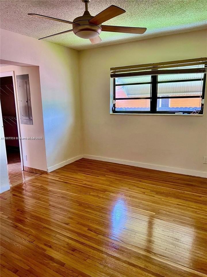 8431 Sw 28th St - Photo 6 of 24