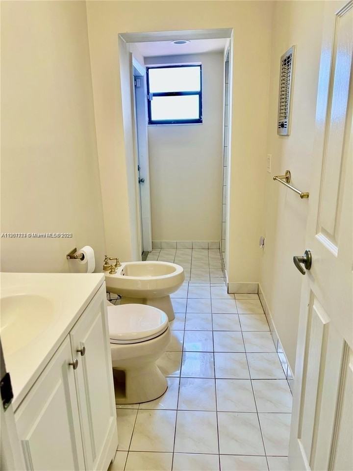 8431 Sw 28th St - Photo 7 of 24