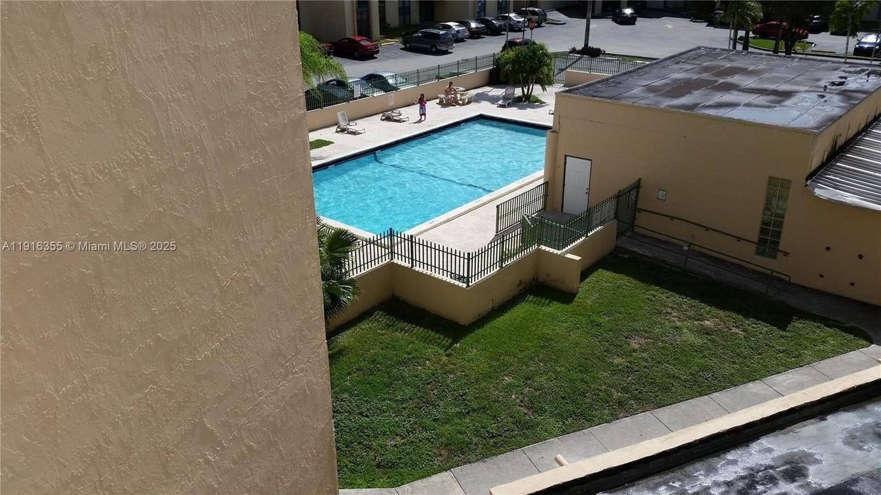 2075 Sw 122nd Ave #402 - Photo 4 of 36