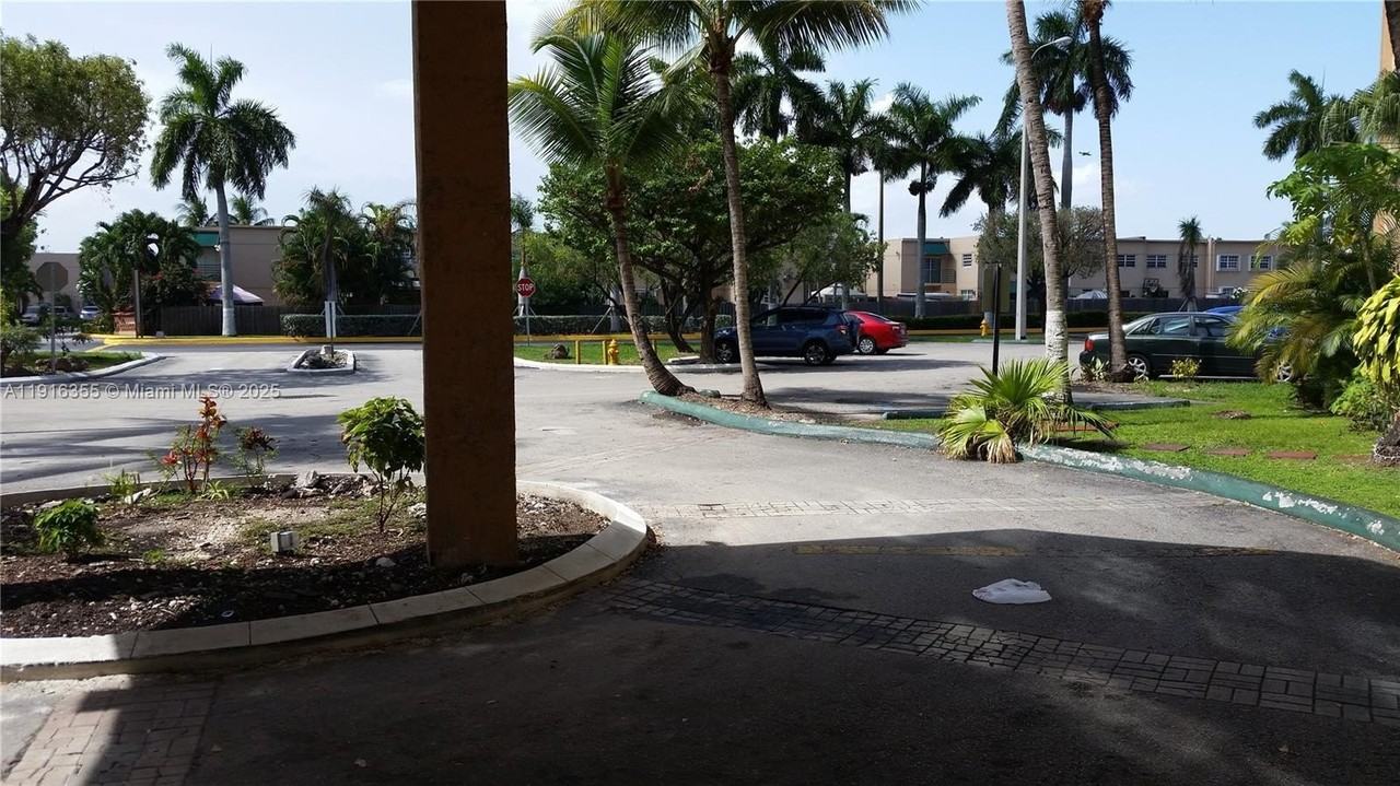 2075 Sw 122nd Ave #402 - Photo 5 of 36