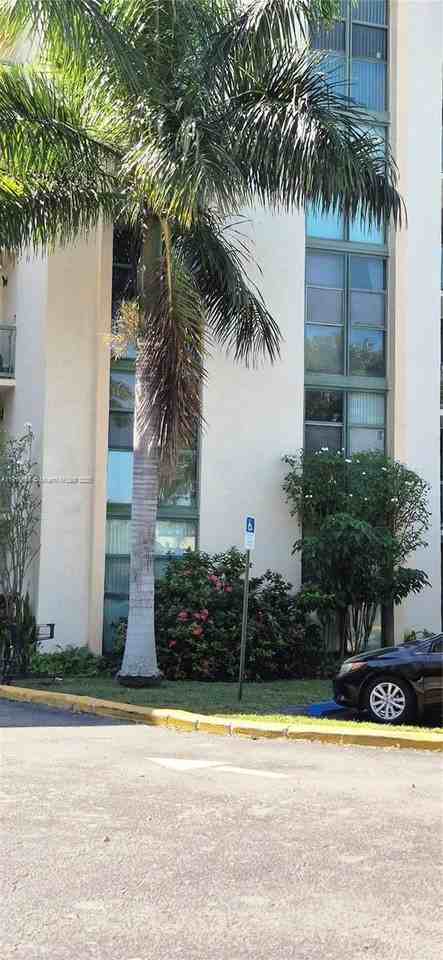 2075 Sw 122nd Ave #402 - Photo 7 of 36