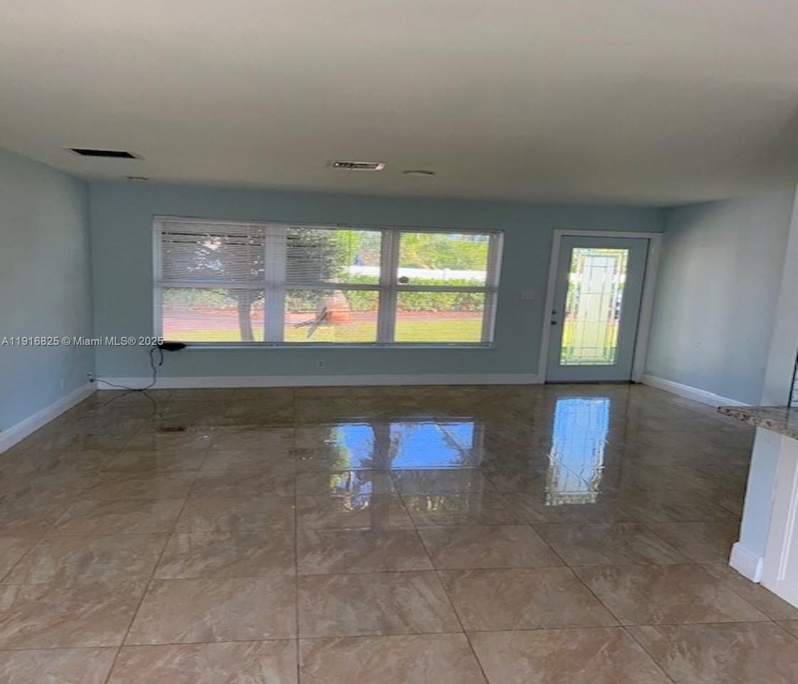 4281 Ne 13th Ave - Photo 6 of 14