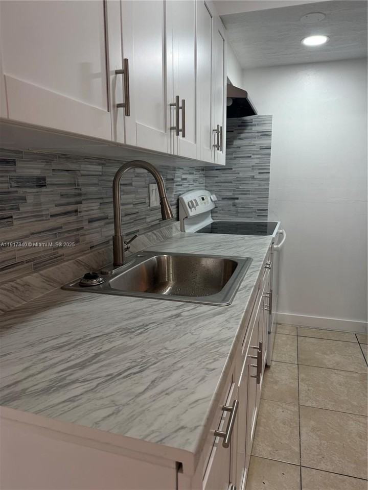 4301 Nw 19th St #7 - Photo 6 of 12