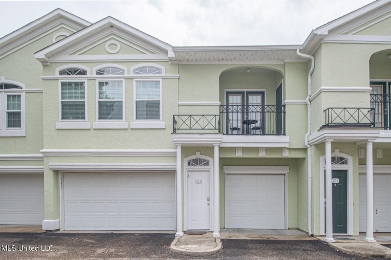 2252 Beach Dr Apt 203 #203