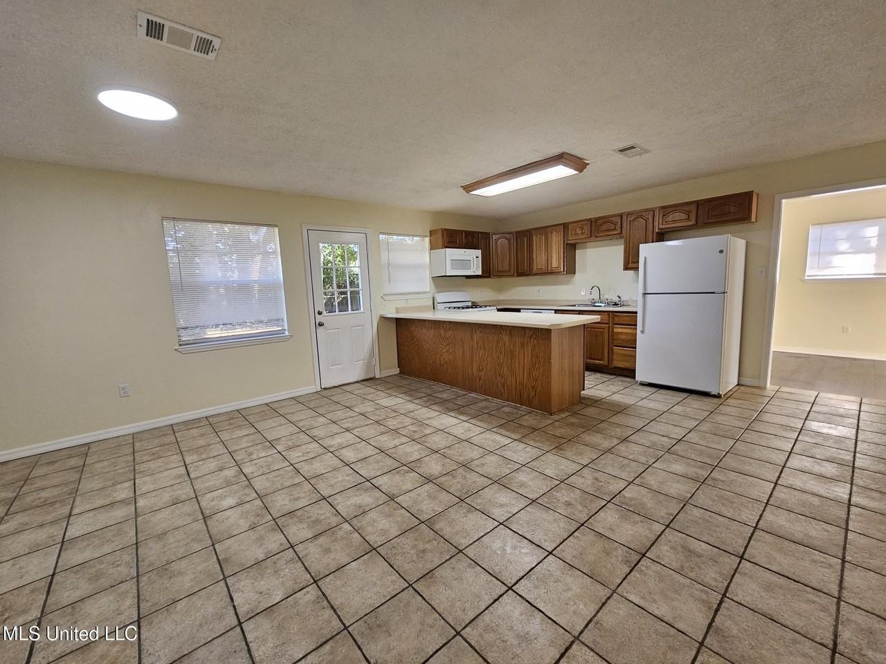 6335 Kimbrough Boulevard - Photo 5 of 15