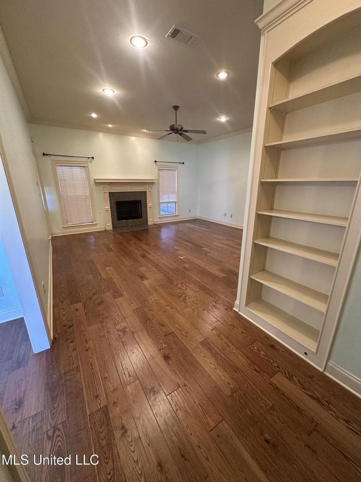 101 Cedar Green Cv - Photo 4 of 19