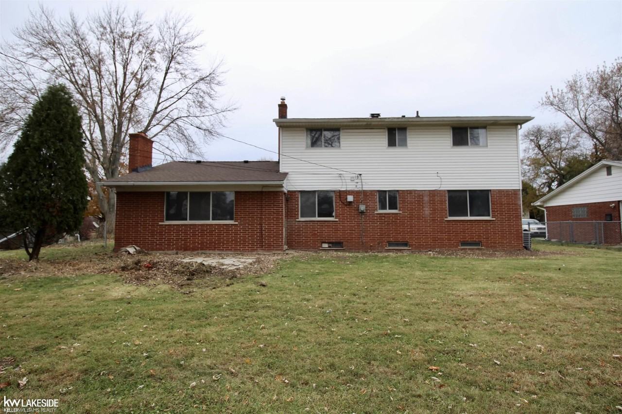 18672 Beatrice St - Photo 3 of 30