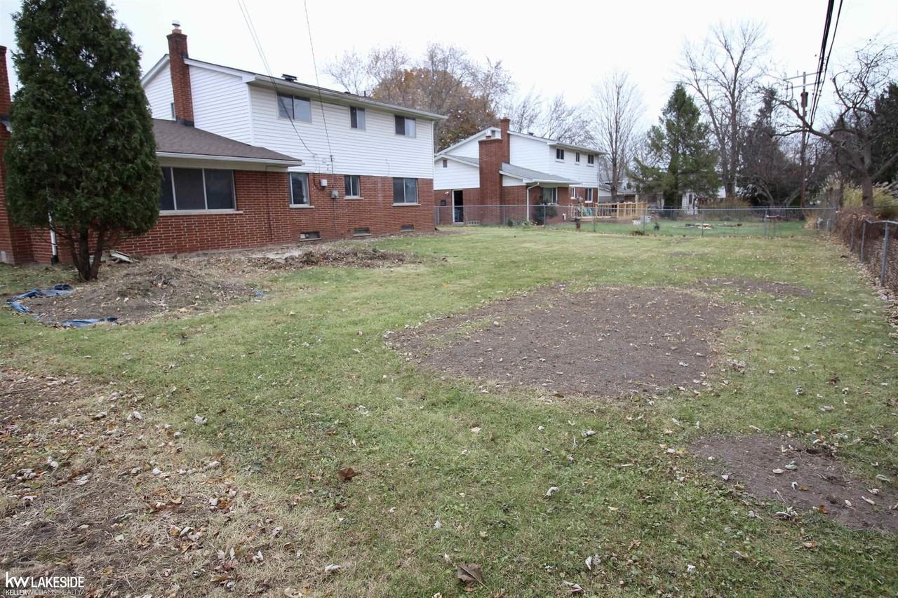 18672 Beatrice St - Photo 4 of 30