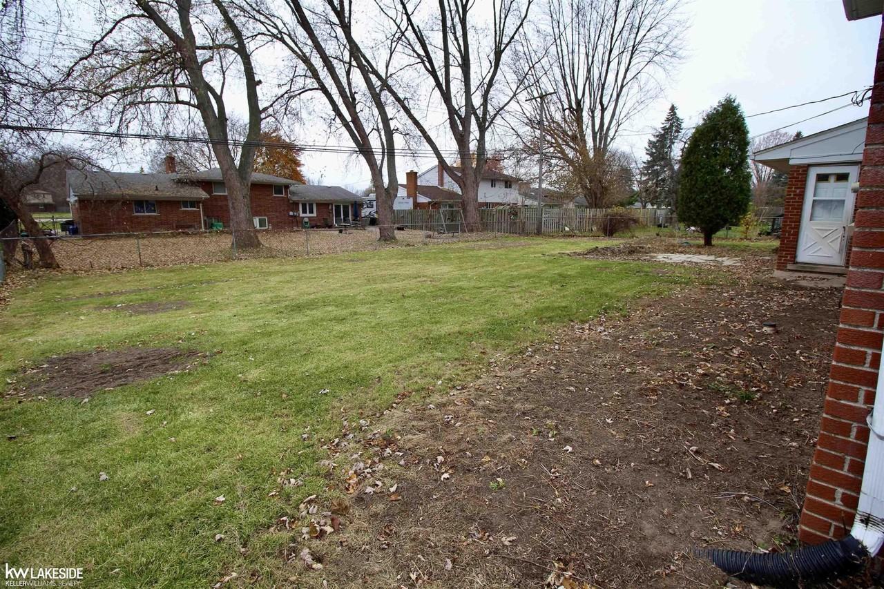 18672 Beatrice St - Photo 5 of 30