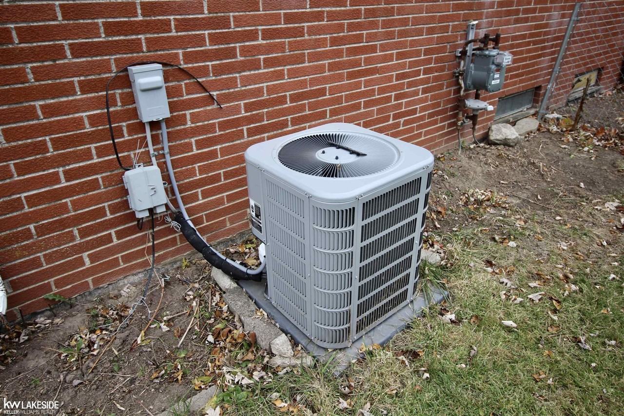 18672 Beatrice St - Photo 6 of 30