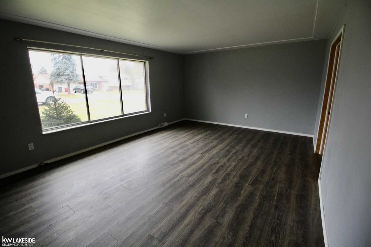 18672 Beatrice St - Photo 7 of 30