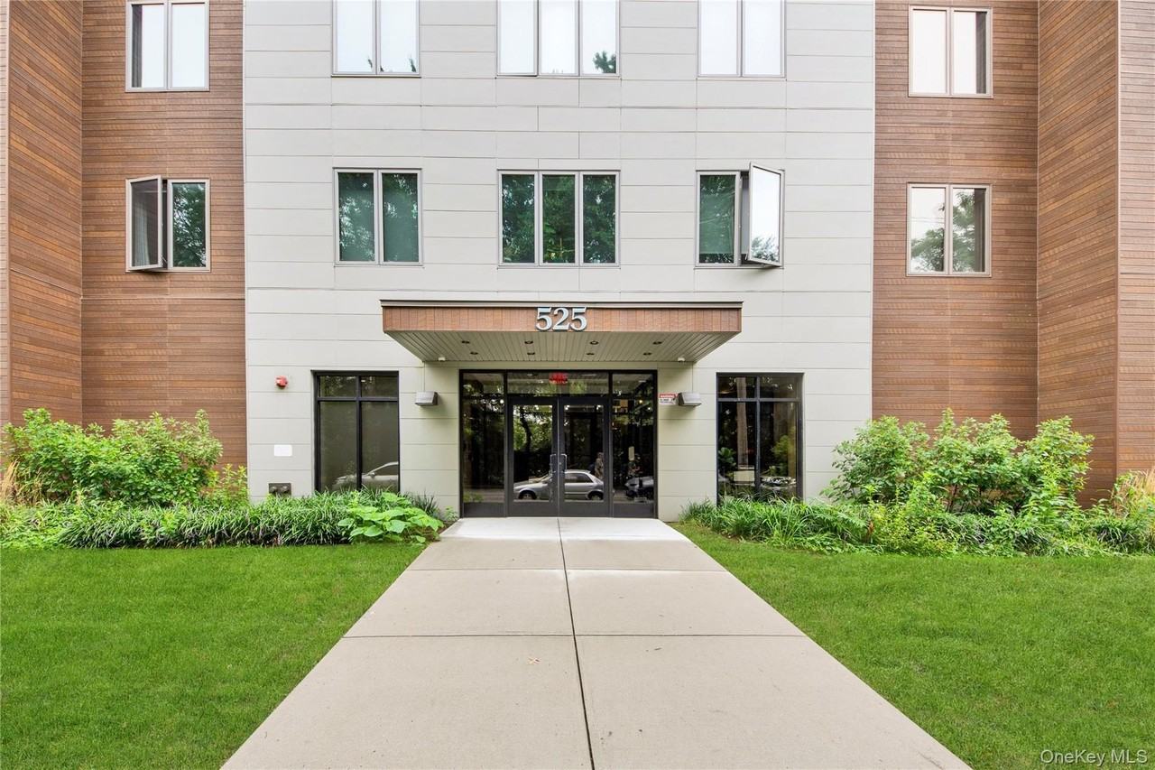 525 N Macquesten Pkwy - Photo 2 of 26