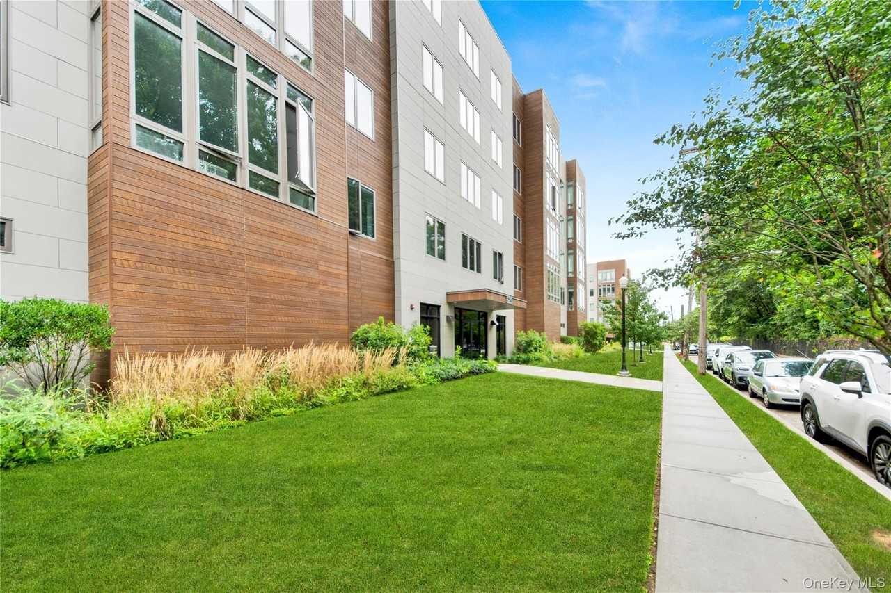 525 N Macquesten Pkwy - Photo 3 of 26