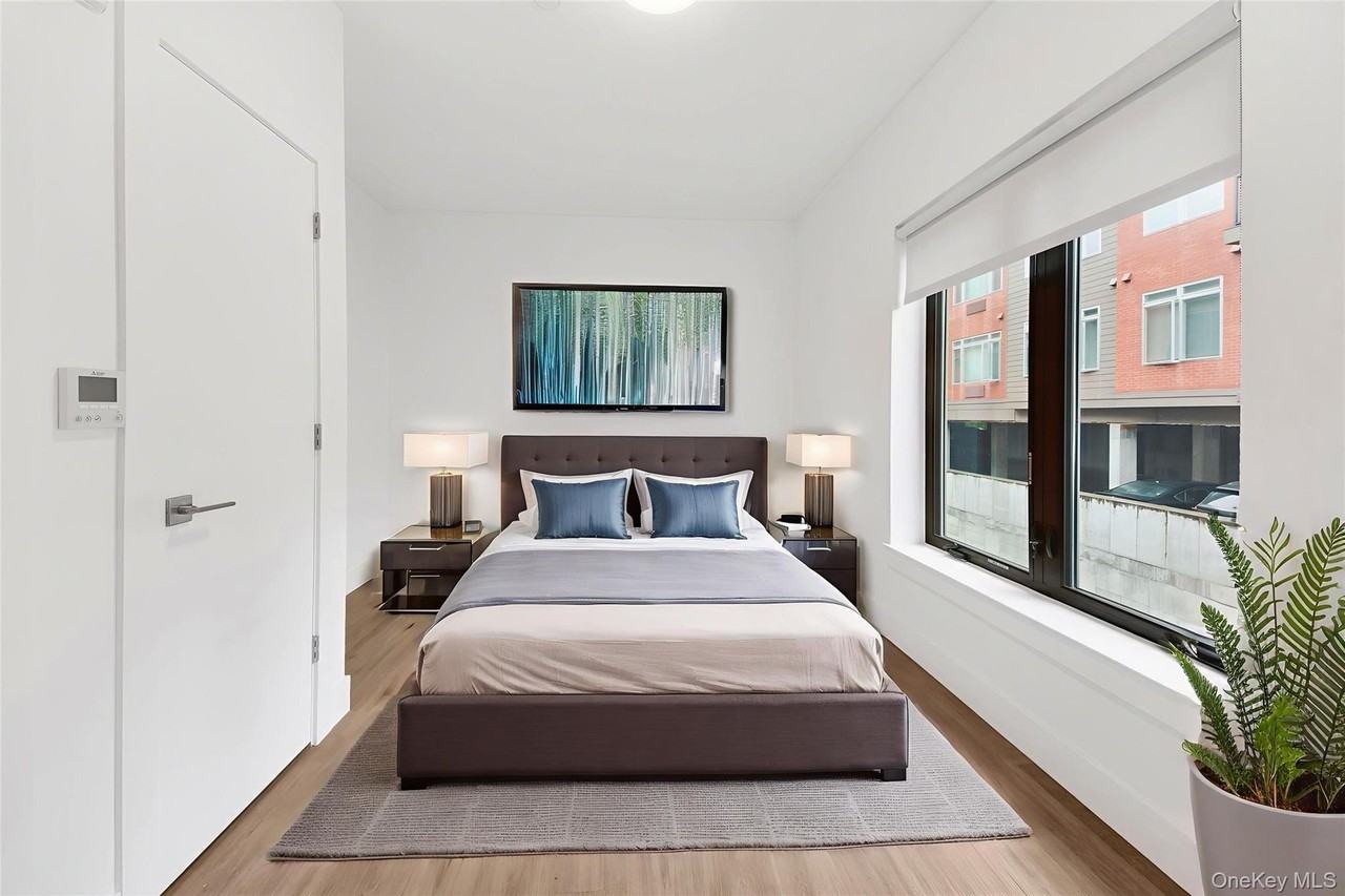 525 N Macquesten Pkwy - Photo 4 of 26